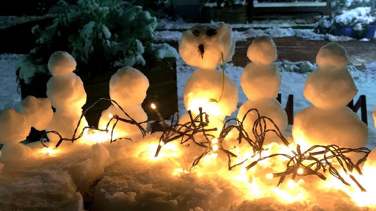 Diakonie Hospiz Wannsee - Angehörige bauen eine kleine Schneemannparade