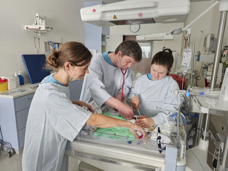 PD Dr. Blohm und Krankenpflegekräfte während der Untersuchung eines Neugeborenen auf der NIA im Albertinen Krankenhaus