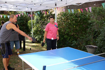 Mitarbeitende spielen Tischtennis beim Albertinen-Sommerfest für die Mitarbeitenden aus den unterschiedlichen Einrichtungen der Immanuel Albertinen Diakonie am Standort Schnelsen auf dem Platz vor der Kirche am Albertinen Krankenhaus.
