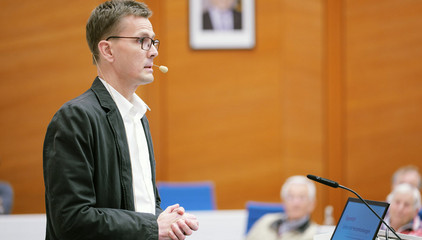 Dr. Fabian Paul, Facharzt für Innere Medizin und Hausarzt in Harksheide, bei seinem Vortrag im Großen Sitzungssaal beim 3. Norderstedter Herz- und Gefäßtag im Rathaus Norderstedt.