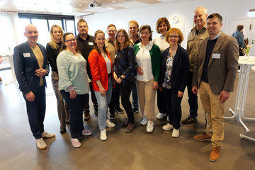 Gruppenfoto der Mitwirkenden am Fachtag für familiare Pflege im Albertinen Krankenhaus