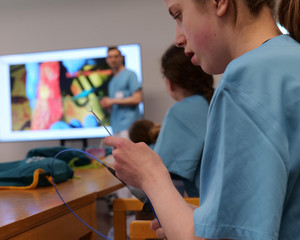 Teilnehmende des Girls’ & Boys’ Day im Albertinen Krankenhaus lernen den Einsatz eines Katheters in der Elektrophysiologie kennen.