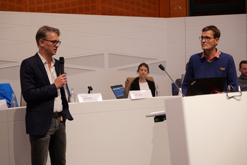 Prof. Dr. Karsten Sydow im Gespräch mit Dr. med. Fabian Paul auf dem Podium beim 2. Norderstedter Herz- und Gefäßtag mit dem Albertinen Herz- und Gefäßzentrum Hamburg im Norderstedter Rathaus
