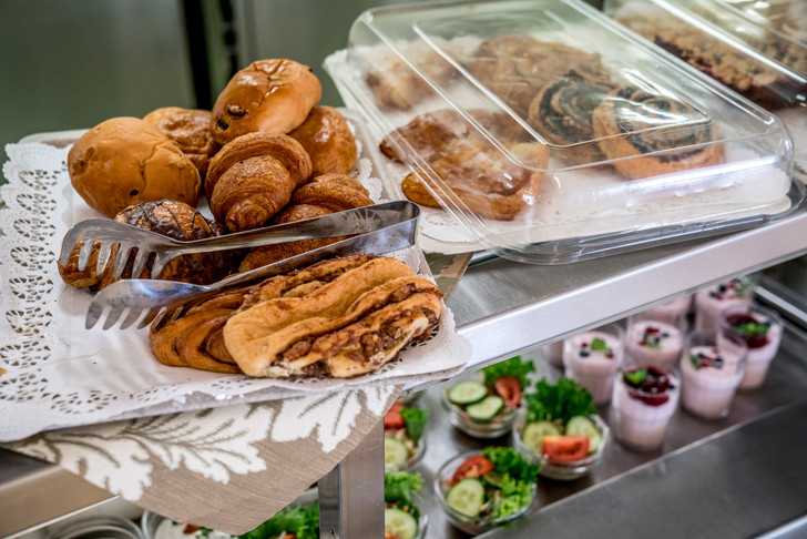 Buffet mit Backwaren und Desserts - Serviceinformation - Albertinen Krankenhaus Hamburg Buffet mit Backwaren und Desserts - Serviceinformation - Albertinen Krankenhaus Hamburg