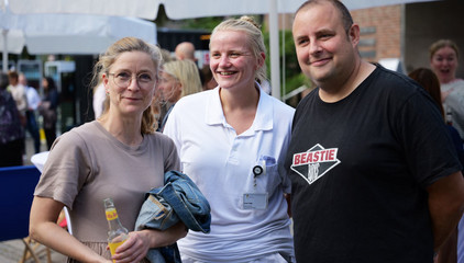 Ärztliche Mitarbeiter stehen zusammen und blicken in die Kamera beim Albertinen-Sommerfest für die Mitarbeitenden aus den unterschiedlichen Einrichtungen der Immanuel Albertinen Diakonie am Standort Schnelsen auf dem Platz vor der Kirche am Albertinen Krankenhaus.