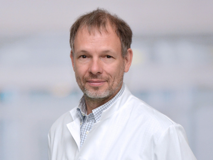 Portrait Holger Oltmanns, Oberarzt Albertinen Wirbelsäulenzentrum, Facharzt für Orthopädie und Unfallchirurgie, Team Albertinen Krankenhaus, Evangelisches Amalie Sieveking Krankenhaus, Hamburg-Schnelsen, Hamburg-Volksdorf