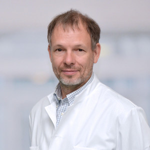 Portrait Holger Oltmanns, Oberarzt Albertinen Wirbelsäulenzentrum, Facharzt für Orthopädie und Unfallchirurgie, Team Albertinen Krankenhaus, Evangelisches Amalie Sieveking Krankenhaus, Hamburg-Schnelsen, Hamburg-Volksdorf