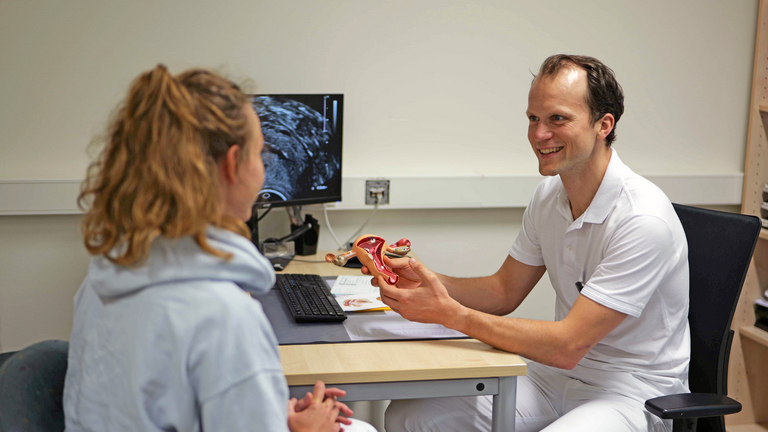 Professor Klapdor, Chefarzt Gynäkologie und Geburtshilfe, im Gespräch mit einer Patientin, Endometriose, Behandlung, Leistungsspektrum, Gynäkologie, Albertinen Krankenhaus