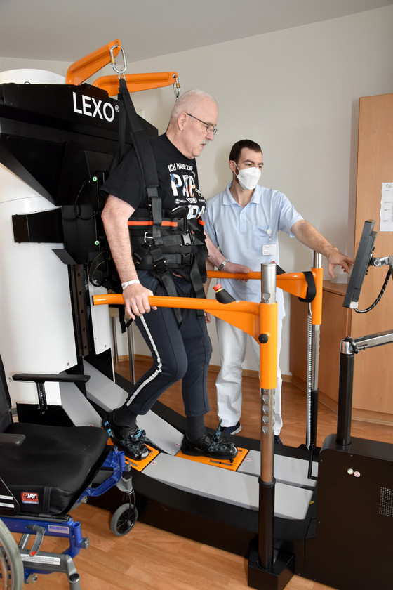 Patient im Gehtrainer - Albertinen Krankenhaus - Abteilung Neurologie & Neurologische Frührehabiliation - Standort Hamburg Patient im Gehtrainer - Albertinen Krankenhaus - Abteilung Neurologie & Neurologische Frührehabiliation - Standort Hamburg