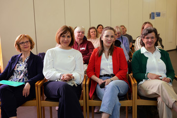 Das Team der familialen Pflege im Albertinen Krankenhaus im Publikum beim Fachtag für pflegende Angehörige