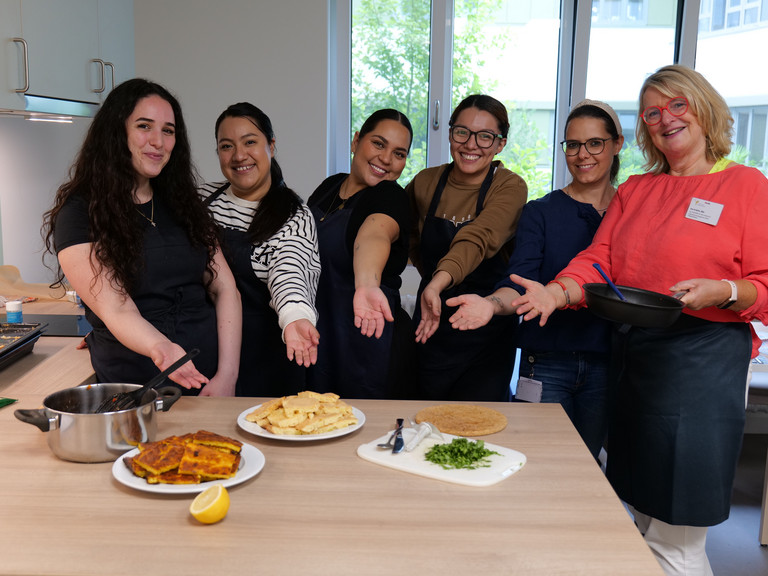 Gruppenfoto Kochen und Backen mit ausländischen Pflegekräften im Albertinen Krankenhaus