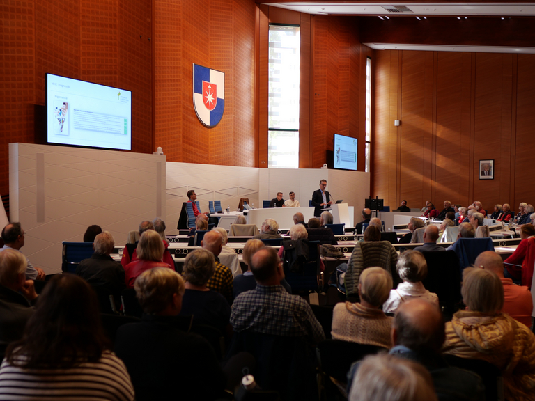 Blick in den Saal und auf Podium im Großen Plenarsaal Rathaus Norderstedt beim Norderstedter Herz- und Gefäßtag