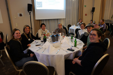 Teamrunde beim Pflegefachtag 2025 – Fachlicher Dialog in entspannter Atmosphäre