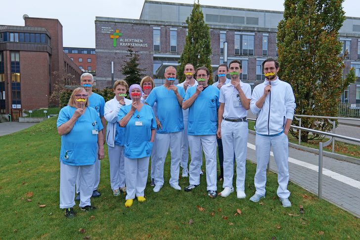 Team der Klinik für Urologie und Uroonkologie steht draußen mit Schurbärten, Movember, für Männergesundheit, Aktionsmonat, Vorsorgeuntersuchungen gegen Hoden- und Prostatakrebs, Albertinen Krankenhaus, Hamburg-Schnelsen