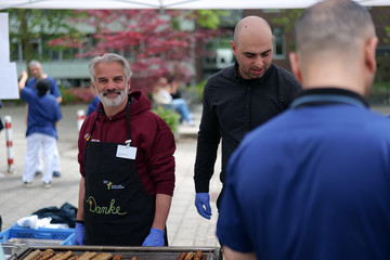 Mitarbeiter des Albertinen Krankenhauses am Grill beim Mitarbeiterevent „Let’s have lunch“ – persönliche Wertschätzung und Nähe des Direktoriums fördern Teamgeist und Bindung.