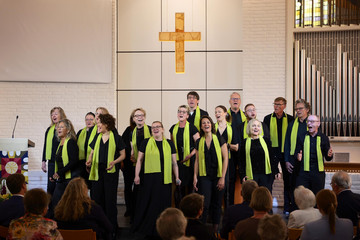 Der Albertinen Gospelchor begleitet musikalisch den Festgottesdienst zum 119. Albertinen-Jahresfest in Hamburg-Schnelsen.