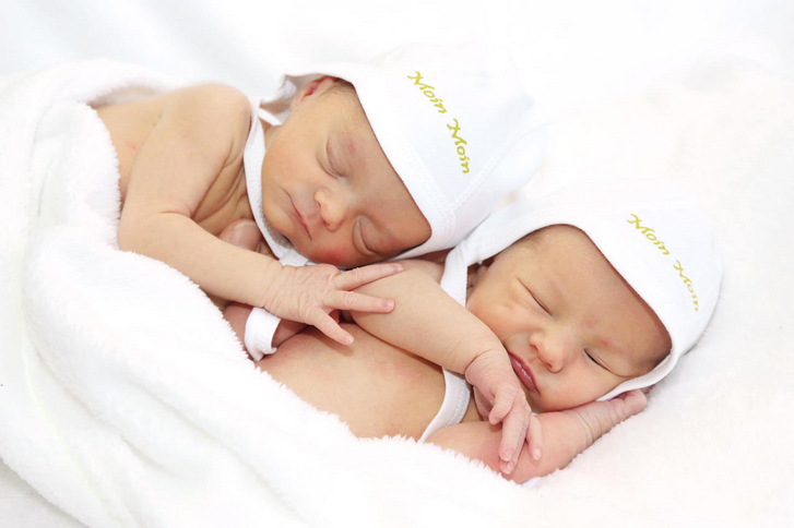 Schlafende Zwillingsbabies, Geburtsvorbereitung für Mehrlingseltern, Zwillinge und Drillinge, Mehrlingsgeburt, Albertinen Krankenhaus, Hamburg-Schnelsen