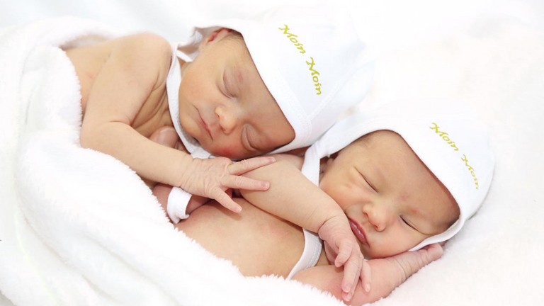 Schlafende Zwillingsbabies, Geburtsvorbereitung für Mehrlingseltern, Zwillinge und Drillinge, Mehrlingsgeburt, Albertinen Krankenhaus, Hamburg-Schnelsen Schlafende Zwillingsbabies, Geburtsvorbereitung für Mehrlingseltern, Zwillinge und Drillinge, Mehrlingsgeburt, Albertinen Krankenhaus, Hamburg-Schnelsen