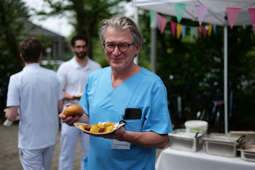 Mitarbeiter des Albertinen Krankenhauses mit Mittagessen beim Sommer-Event „Let’s have lunch“ – wertschätzende Unternehmenskultur stärkt Motivation und Zusammenhalt.