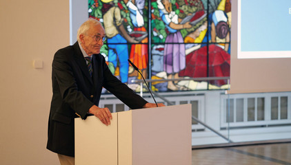 Prof. Dr. Wolfgang von Renteln-Kruse spricht am Rednerpult im Vortragssaal beim Einführungssymposium „Die Zukunft ist alt!“ von Priv.-Doz. Dr. Gödel, Chefarzt der Klinik für Geriatrie im Albertinen Zentrum für Altersmedizin im Albertinen Krankenhaus in Hamburg.