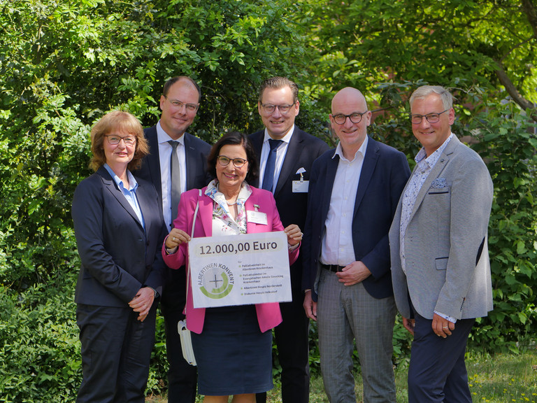 Ina Klindworth, Andreas Schneider, Sabine Weiß, Christan Rilz, Pastor Walther Seiler und Jens Klindworth (v.l.) beim Gruppenfoto zur symbolischen Übergabe der Geldspende des Albertinen Konvents mit Spendenscheck
