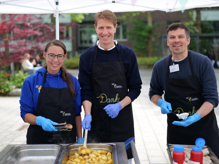 Mitarbeitende des Albertinen Krankenhauses genießen beim Event „Let’s have lunch“ eine gemeinsame Mittagspause mit Grillbuffet – gelebte Wertschätzung, Teamgeist und Mitarbeiterbindung im Klinikalltag.