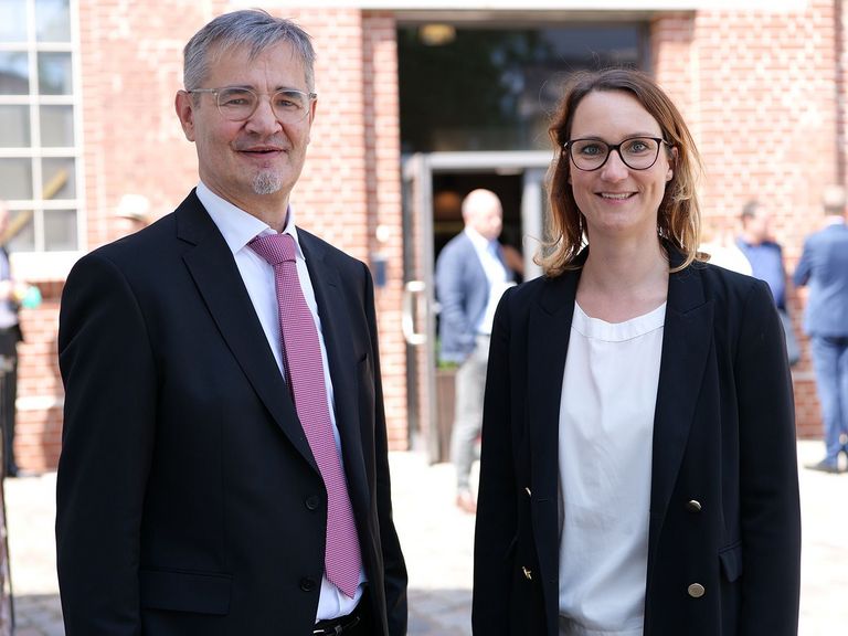 Immanuel Klinikum Bernau Herzzentrum Brandenburg - Pressemitteilungen - Geschäftsführer Andreas Linke in den Ruhestand verabschiedet - Andreas Linke mit seiner Nachfolgerin Verena Plocher 