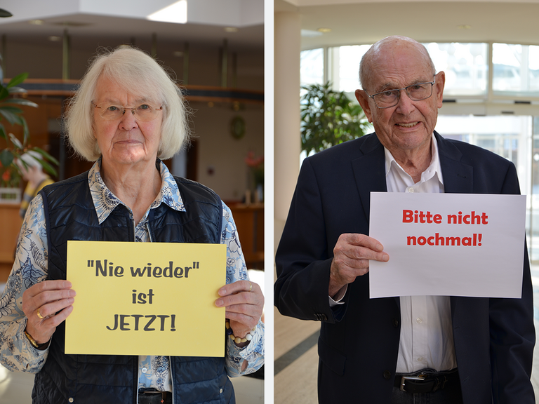 Eine Seniorin und ein Senior aus der Residenz am Wiesenkamp blicken in Kamera und halten ein Schild mit einem Statement gegen rechtsextremistische Entwicklungen in die Kamera