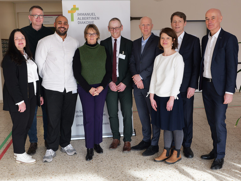 Gruppenfoto mit Karin Schulz, Leiterin der Wohn-Pflegeeinrichtung im Albertinen Haus, Marcus Esch, Pflegedienstleiter, Kevin Lindén, Stellvertretende Pflegedienstleitung, Projektkoordinator, Sozialsenatorin Melanie Schlotzhauer, Albertinen Haus-Geschäftsführer Ralf Zastrau, Staatsrat Tim Angerer, Dr. Elzbieta Kuzma, Projektleiterin, Dr. Thorsten Minuth, Konzerngeschäftsführer der Immanuel Albertinen Diakonie, Thomas Bott, Regionaldirektor AOK Rehinland / Hamburg (von links) zum Präventionspflegeprojekt „SGB Reha“ vor einem Banner im Albertinen Haus in Hamburg Gruppenfoto mit Karin Schulz, Leiterin der Wohn-Pflegeeinrichtung im Albertinen Haus, Marcus Esch, Pflegedienstleiter, Kevin Lindén, Stellvertretende Pflegedienstleitung, Projektkoordinator, Sozialsenatorin Melanie Schlotzhauer, Albertinen Haus-Geschäftsführer Ralf Zastrau, Staatsrat Tim Angerer, Dr. Elzbieta Kuzma, Projektleiterin, Dr. Thorsten Minuth, Konzerngeschäftsführer der Immanuel Albertinen Diakonie, Thomas Bott, Regionaldirektor AOK Rehinland / Hamburg (von links) zum Präventionspflegeprojekt „SGB Reha“ vor einem Banner im Albertinen Haus in Hamburg