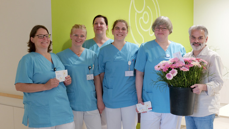 Hebammenteam des Albertinen Krankenhauses in Hamburg-Schnelsen zum Internationalen Hebammentag mit Blumenstrauß und Dankeskarten