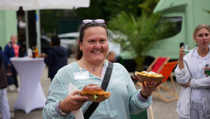 Diakonin Susan Jose, Seelsorgerin im Albertinen Zentrum für Altersmedizin, beim Albertinen-Sommerfest für die Mitarbeitenden aus den unterschiedlichen Einrichtungen der Immanuel Albertinen Diakonie am Standort Schnelsen auf dem Platz vor der Kirche am Albertinen Krankenhaus.