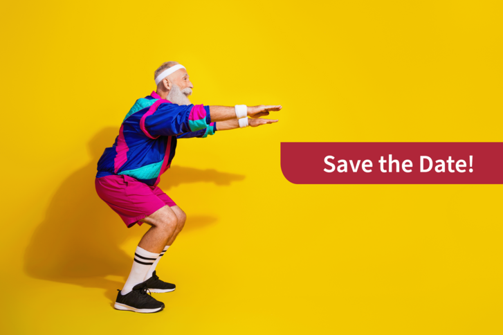 Ein älterer Mann in bunter Sportkleidung bei einer Kniebeuge vor einem gelb-orangen Hintergrund