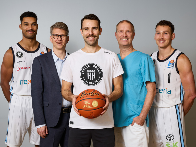 Towers-Spieler und Ärzte mit Schnurrbärten stehen nebeneinander, Aktionsmonat Movember, Gemeinsam für Männergesundheit, gegen Hoden- und Prostatakrebs sowie Depressionen, gemeinsame Kampagne Albertinen Krankenhaus und Veolia Towers, Hamburg