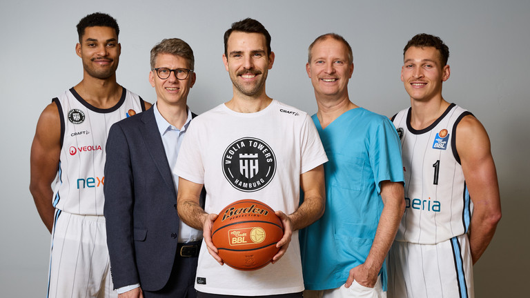 Towers-Spieler und Ärzte mit Schnurrbärten stehen nebeneinander, Aktionsmonat Movember, Gemeinsam für Männergesundheit, gegen Hoden- und Prostatakrebs sowie Depressionen, gemeinsame Kampagne Albertinen Krankenhaus und Veolia Towers, Hamburg