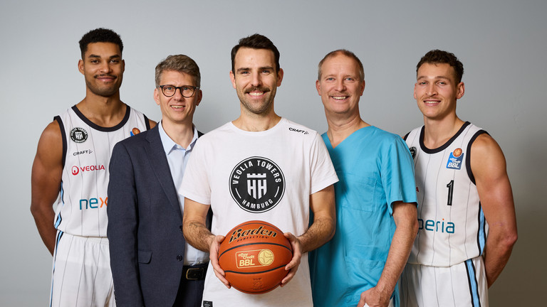 Towers-Spieler und Ärzte mit Schnurrbärten stehen nebeneinander, Aktionsmonat Movember, Gemeinsam für Männergesundheit, gegen Hoden- und Prostatakrebs sowie Depressionen, gemeinsame Kampagne Albertinen Krankenhaus und Veolia Towers, Hamburg