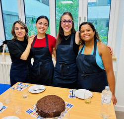 Vier internationale Pflegekräfte mit einem frisch gebackenen Kuchen, Internationales Recruiting, Integration, Albertinen Krankenhaus, Hamburg