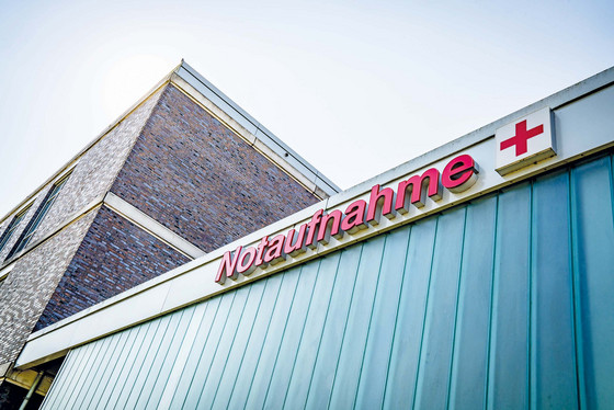 Der rote Schriftzug Notaufnahme mit einem stilisierten roten Kreuz auf einem Gebäudeteil der Einfahrt zur Zentralen Notaufnahme des Albertinen Krankenhauses in Hamburg-Schnelsen