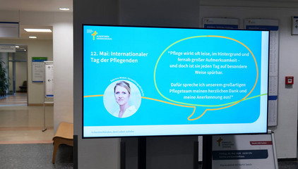 Ein großes Digitaldisplay im Eingangsbereich des Albertinen Krankenhauses in Hamburg zeigt zum Internationalen Tag der Pflegenden eine Grußbotschaft an die Pflegekräfte von Verwaltungsdirektorin Sabrina Wobst. 