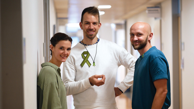 Das Team der Klinik für Psychiatrie und Psychotherapie im Albertinen Krankenhaus setzt mit der „Grünen Schleife“ ein Zeichen für Solidarität mit psychisch Erkrankten.