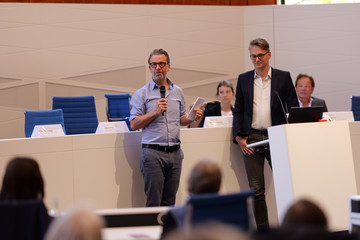 Chefarzt der Herzchirurgie Prof. Thorsten Hanke und der Chefarzt Kardiologie am Standort Hamburg-Schnelsen Prof. Karsten Sydow auf dem Podium beim 2. Norderstedter Herz- und Gefäßtag mit dem Albertinen Herz- und Gefäßzentrum Hamburg im Norderstedter Rathaus