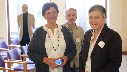 Mirjam Mikoleit und eine Lehrerin bei der Abschlussfeier des Pflegekurses BPA 10-23.