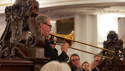 Ein Posaunist spielt im Kirchensaal beim 10. Herzbrücke-Benefizkonzert im Hamburger „Michel“ der Albertinen-Stiftung.