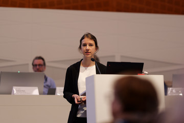 Dr. Johanna Kahl, Fachärztin für Kardiologie, steht am Rednerpult und hält ihren Vortrag beim 2. Norderstedter Herz- und Gefäßtag mit dem Albertinen Herz- und Gefäßzentrum Hamburg im Norderstedter Rathaus