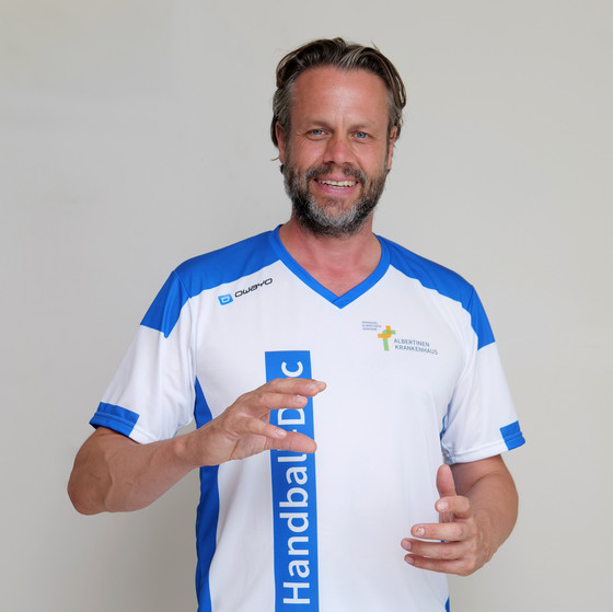 PD Dr. Orla Klatte im Sporttrikot mit der Aufschrift: Der Handball-Doc