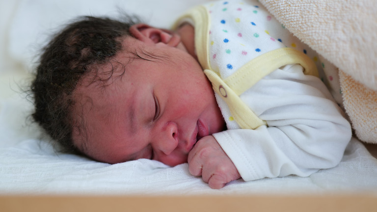 Neugeborenes Baby Emerick im Albertinen Geburtszentrum in Hamburg, geboren am Dreikönigstag