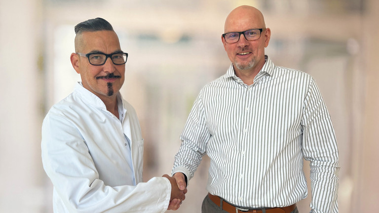 Neuer Chefarzt Jens Burghardt der Allgemein- und Viszeralchirurgie mit Klinik-Geschäftsführer Frank Volkmer