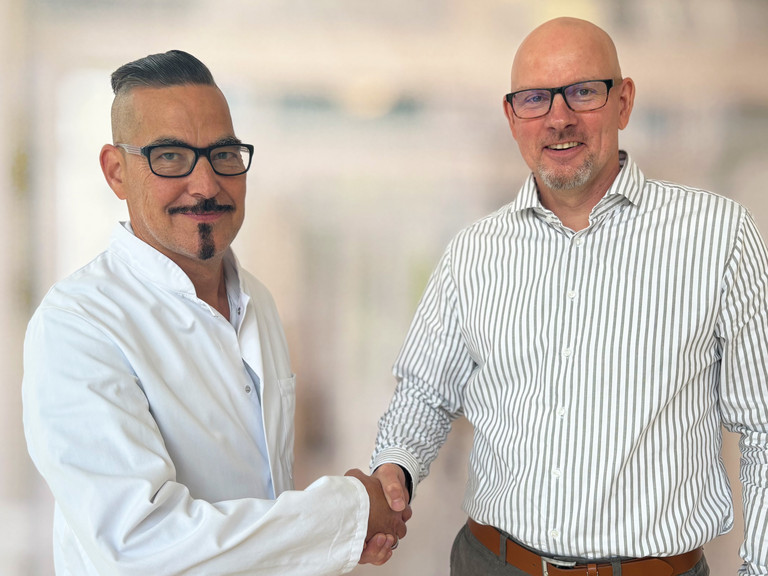 Neuer Chefarzt Jens Burghardt der Allgemein- und Viszeralchirurgie mit Klinik-Geschäftsführer Frank Volkmer
