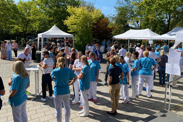 Mitarbeitende des Albertinen Krankenhauses kommen bei „Let’s have lunch“ im Freien zusammen und genießen die gemeinsame Mittagspause.