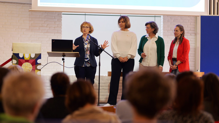 Das Team der Familialen Pflege aus dem Albertinen Krankenhaus begrüßt zur Veranstaltung für Pflegende Angehörige