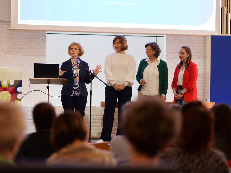 Das Team der Familialen Pflege aus dem Albertinen Krankenhaus begrüßt zur Veranstaltung für Pflegende Angehörige